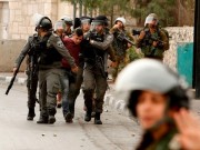 الاحتلال يعتقل 19 مواطنا من الخليل ويشدد من اجراءاته العسكرية لكافة القرى والبلدات