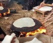 خبز الصاج بديلا عن الخبز البلدي في ظل أزمة الدقيق وإغلاق المخابز بغزة