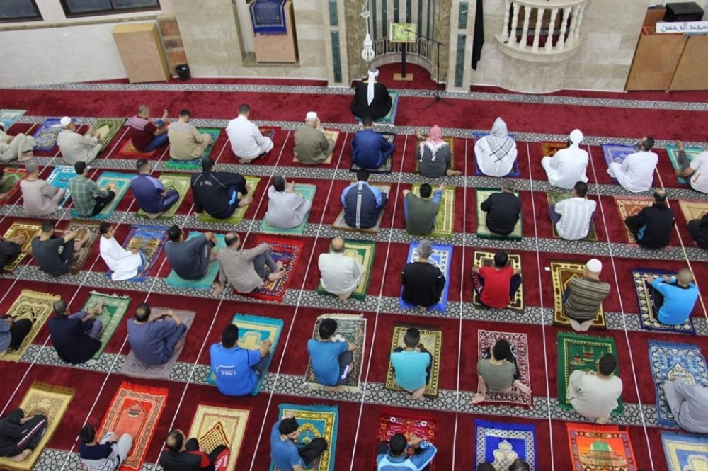 مواطنو يؤدون الصلاة -غزة