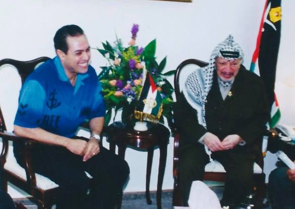 صورة نشرها الفنان المصري حكيم مع الرئيس الراحل  ابو عمار