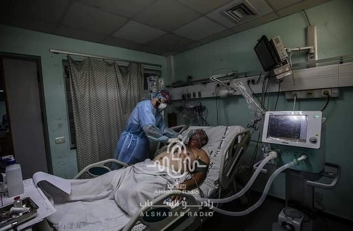مصاب كورونا يتلقى العلاج في احد مستشفيات غزة - تصوير: راديو الشباب