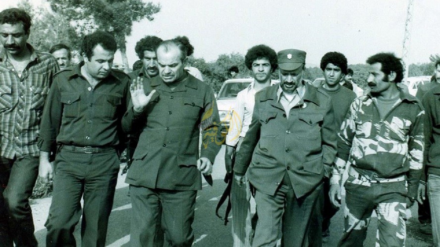 الزعيم «ياسر عرفات»، وعلى يساره اللواء «سعد صايل» قائد قوات منظمة التحرير الفلسطينية في لبنان، والقيادي الأمني «محمود الناطور»، يتفقدون قوات المنظمة في لبنان